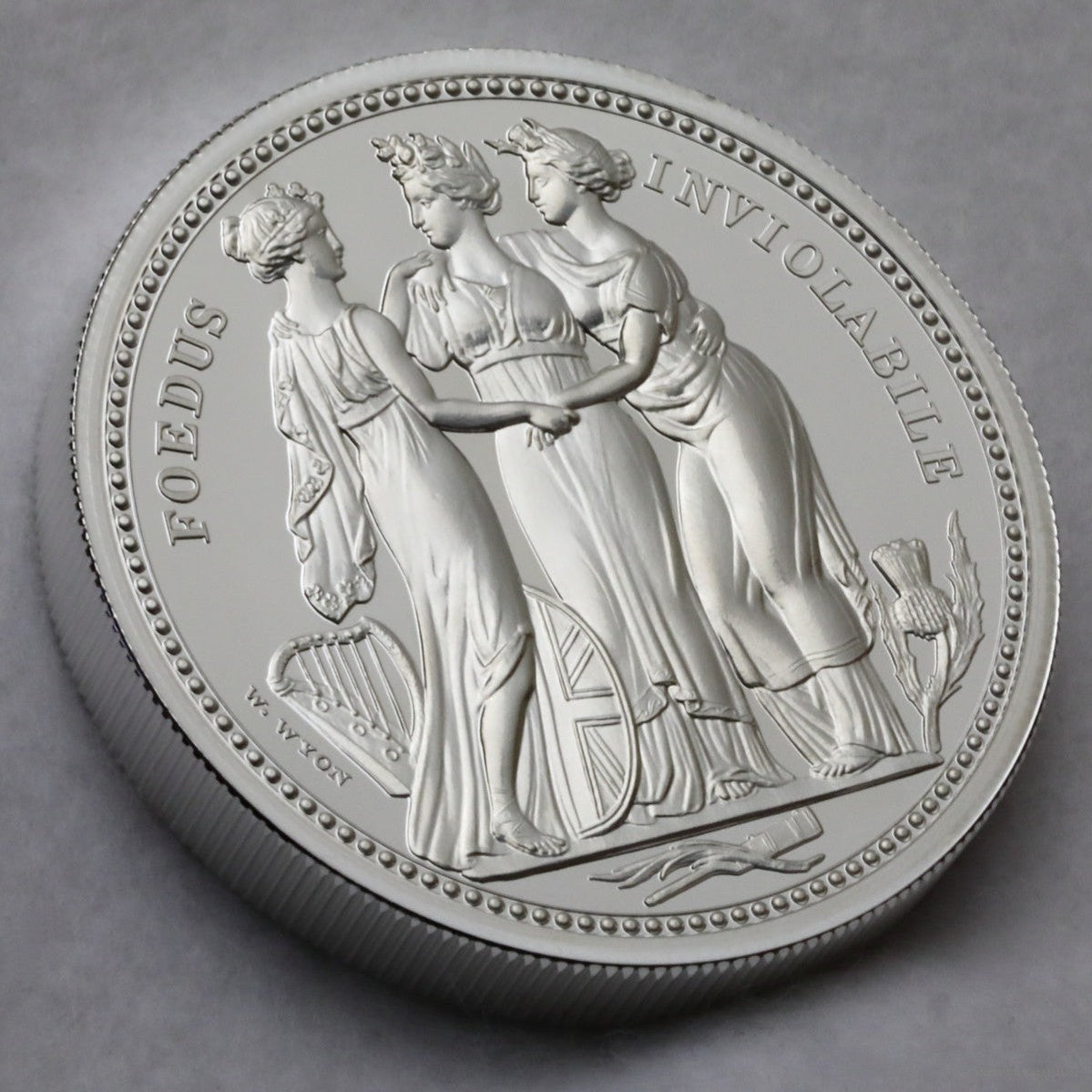 イギリス 2020年 エリザベス2世 スリーグレイシス 5ポンド 2oz 銀貨：裸